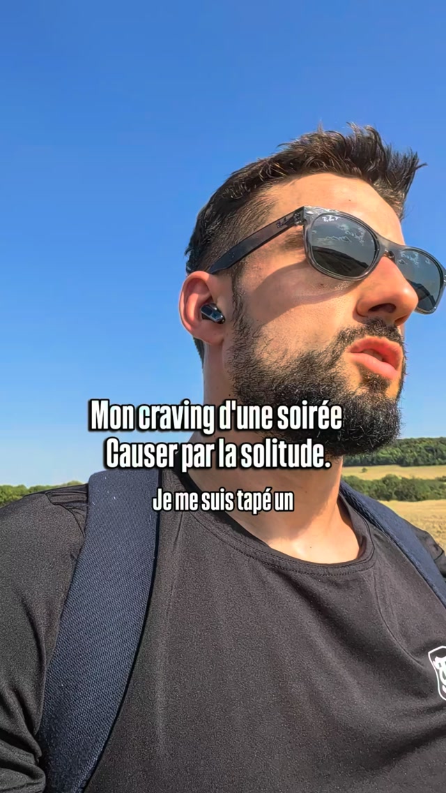 Stanislas marchant dehors pendant un récit sur le craving et la solitude